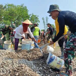 Anggota Satgas TMMD Kodim Magetan Siapkan Material untuk Pengecoran Jalan