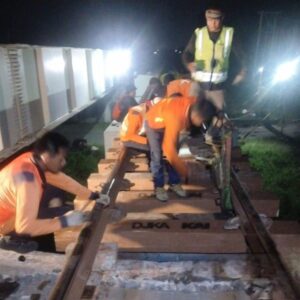 KAI Daop 7 Madiun Ganti Bantalan Kayu dengan Sintetis