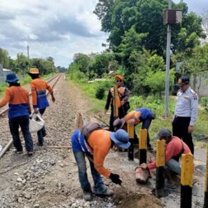 KAI Daop 7 Madiun Jaga Keselamatan dan Keamanan Perka dengan Normalisasi dan Peningkatan Jalur KA