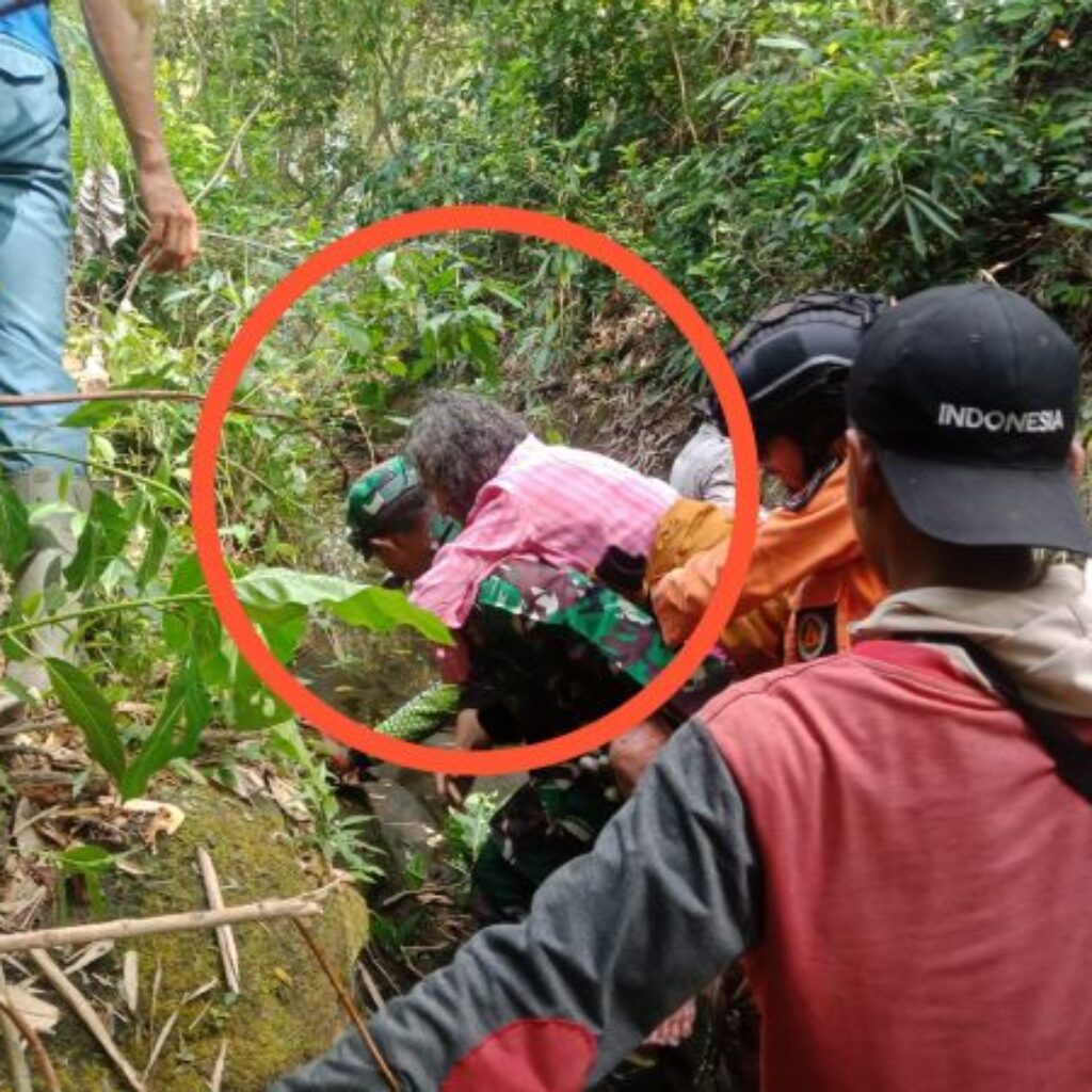 Aksi Heroik Peltu Ketut Gendong Nenek Yang Tersesat Dijurang