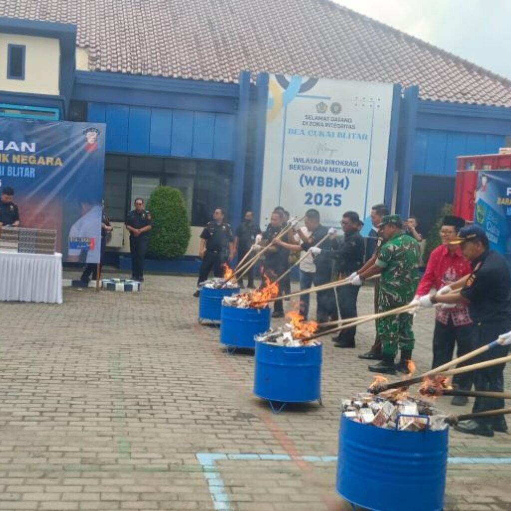 Bea Cukai Blitar  Selamatkan Potensi Kerugian Negara Milyaran Rupiah, Musnahkan 1,2 Juta Barang Rokok Ilegal
