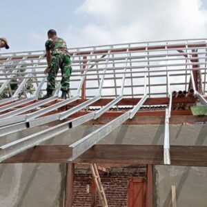 Satgas TMMD ke-126 Semangat Renovasi Rumah Tidak Layak Huni di Desa Kembangan