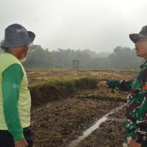 Satgas TMMD ke-126 Beri Semangat Petani Desa Kembangan