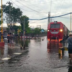 Dampak Luapan Banjir antara Stasiun Alastua – Semarang Tawang, KAI Daop 7 Madiun Mohon Maaf dan Berikan Pengembalian Penuh bagi Pelanggan yang Membatalkan Perjalanan