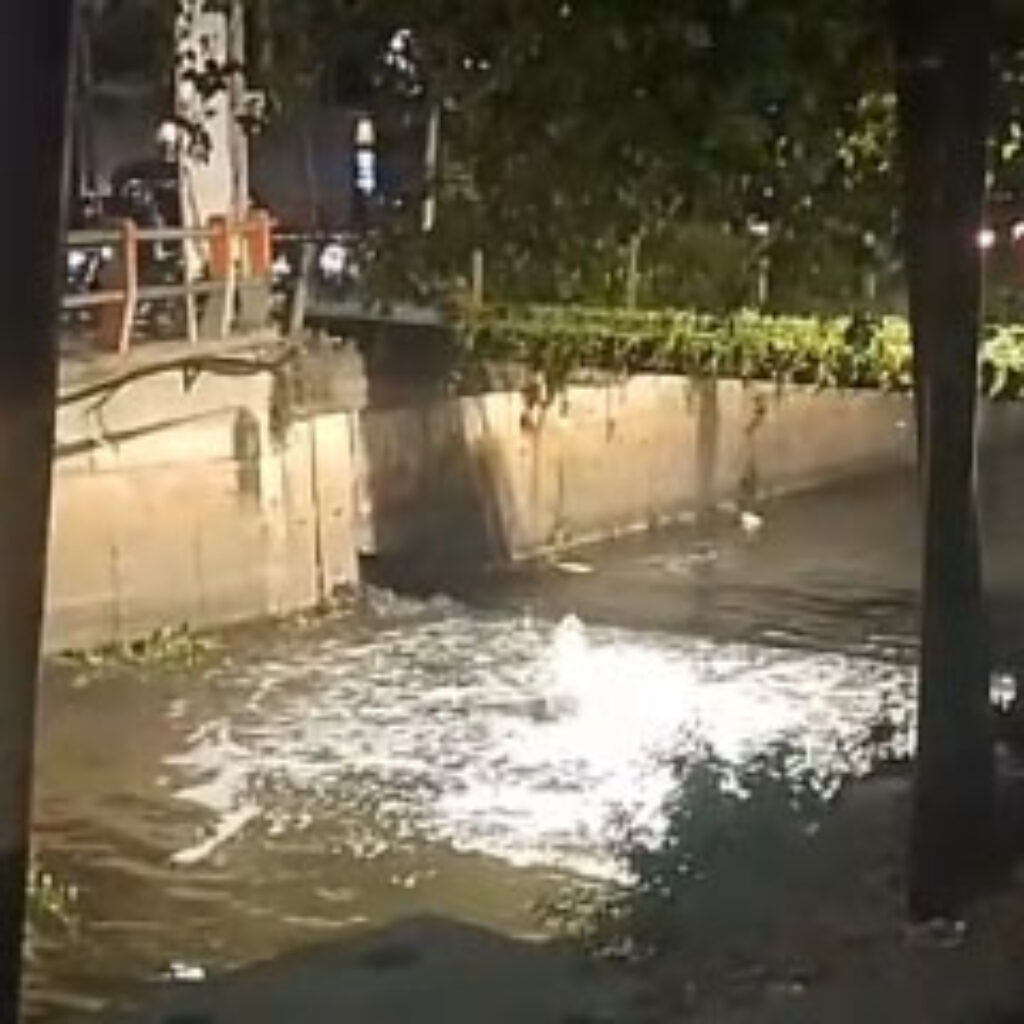 Fenomena Geologis Alami Semburan Gas Alam Muncul di Sungai Rungkut Tengah