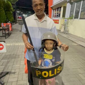 Bocah 6 Tahun Bernazar Ingin Pegang Tameng Usai Ujian, Polres Gresik Wujudkan dengan Pelukan Humanis