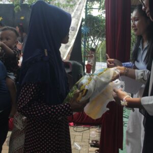 Kolaborasi dengan Nurul Hayat, Mahasiswa Kementerian Brawijaya Mengajar Bakti Sosial Bagikan Sembako di Kampung Topeng