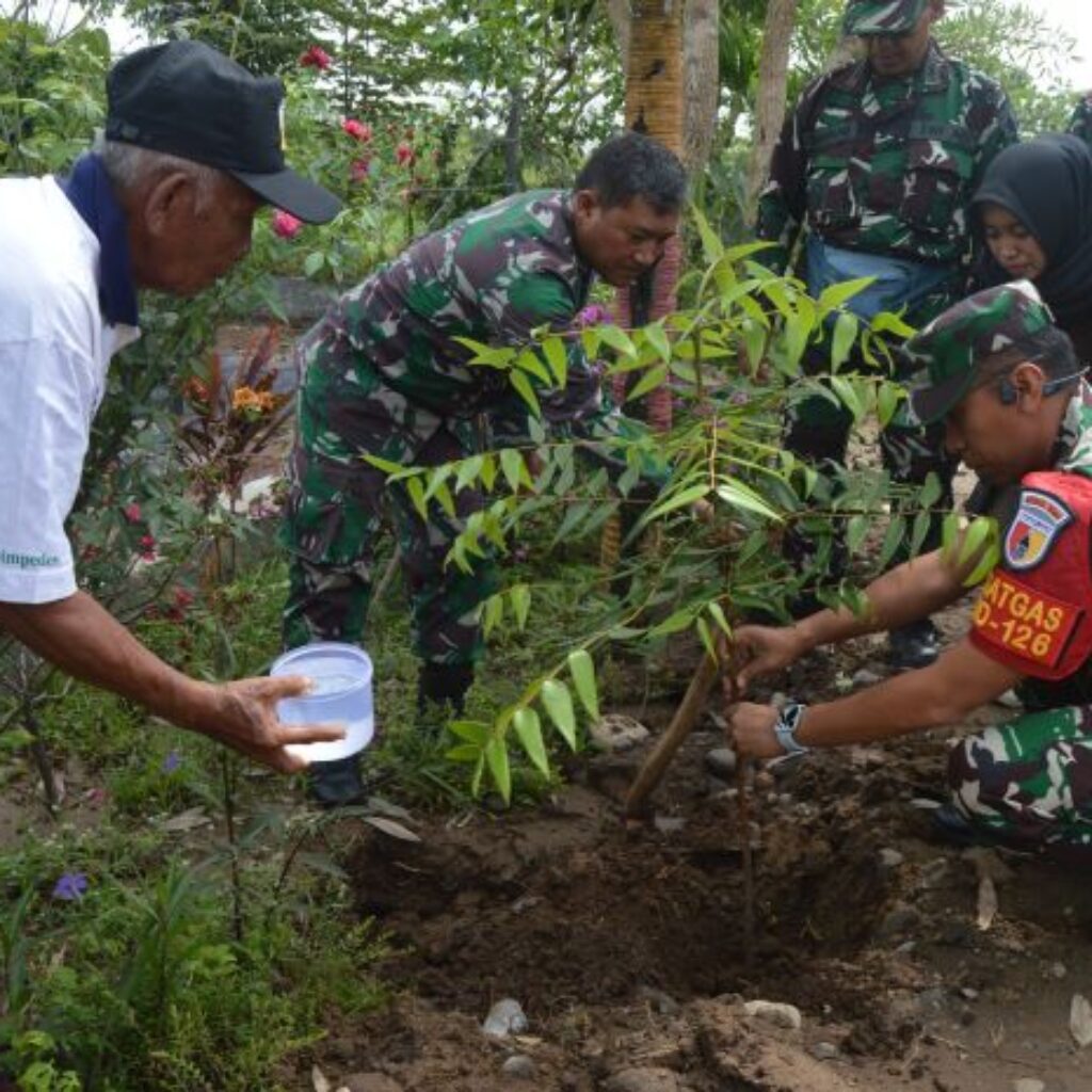 Jaga Keseimbangan Lingkungan, Satgas TMMD ke-126 Kodim 0804/Magetan Tanam Pohon