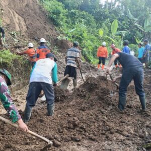 Longsor di Blitar Teratasi, Babinsa dan Warga Gotong-Royong Bersihkan Material Penutup Jalan