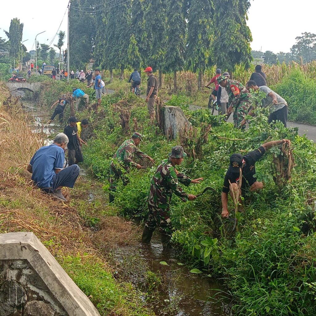 Aksi Nyata, Anggota Koramil 0808/04 Sanankulon Dan Warga Sigap Bersihkan Saluran Irigasi