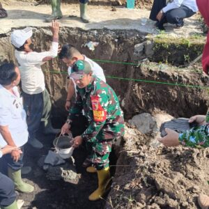 Dukung Percepatan Pembangunan, Anggota Koramil 0808/15 Gandusari Bersama Forkopimca Laksanakan Peletakan Batu Pertama Pembangunan KDKMP Blitar