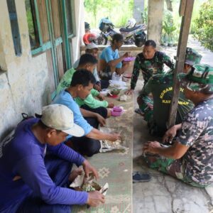 Harmonis, Satgas TMMD Menikmati Santapan Makan Siang Bersama Warga