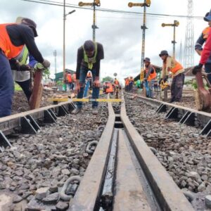 Tingkatkan Prasarana, KAI Daop 7 Lakukan Penggantian Wesel di Stasiun Blitar