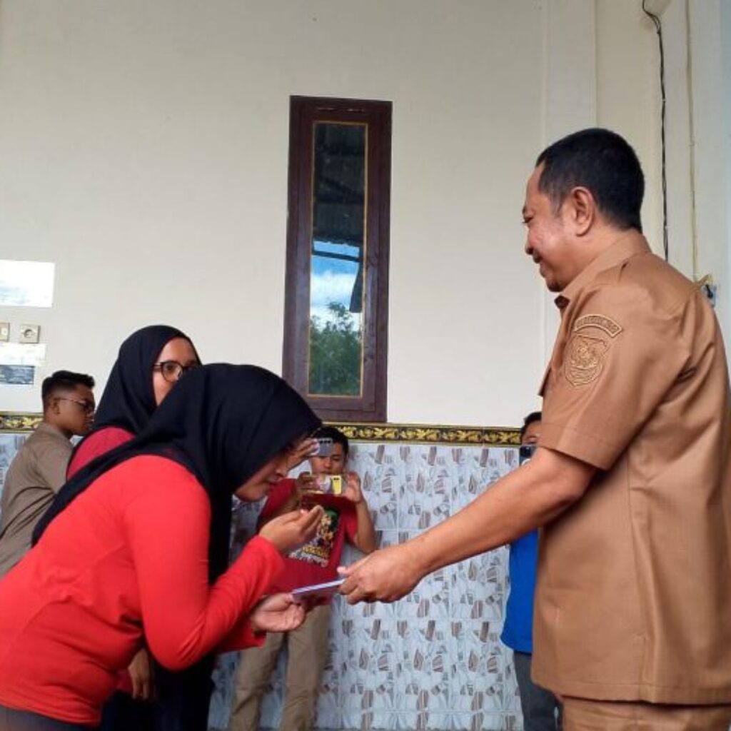 Bupati Bondowoso Berikan Bantuan BLT DBHCHT Tahap 2 Pada Buruh Pabrik Rokok