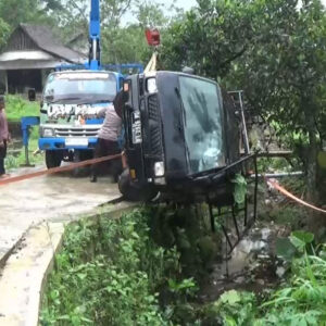 Jalan Licin Mobil Pik-Up Bermuatan Pasir Masuk Sungai