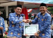 Bupati Ngawi Serahkan Piagam Penghargaan kepada SMPN 1 Karangjati sebagai Sekolah Adiwiyata.