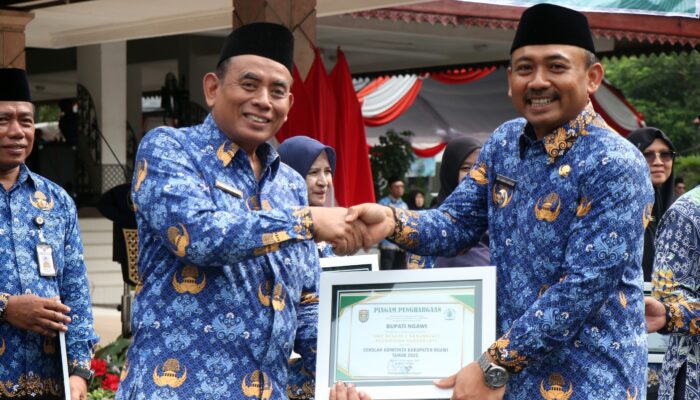 Bupati Ngawi Serahkan Piagam Penghargaan kepada SMPN 1 Karangjati sebagai Sekolah Adiwiyata.