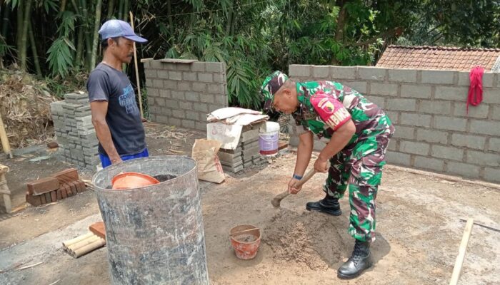 Wujud Kemanunggalan, Babinsa Bence Gotong Royong Bangun RTLH Kediaman Bapak Samiri