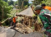 Jembatan Depok Putus, Dua Warga Ponorogo Tercebur ke Sungai