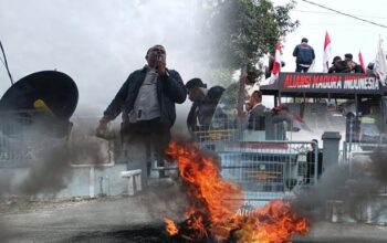 Suasana Memanas, Massa AMI Kepung Kantor Wilayah Ditjen PAS Jatim di Surabaya