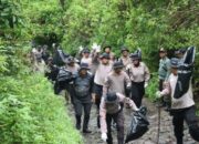 Dukung Gerakan Indonesia ASRI dan Jaga Keasrian Alam, Polres Magetan Gelar Korve di Jalur Pendakian Gunung Lawu