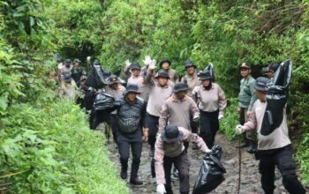 Dukung Gerakan Indonesia ASRI dan Jaga Keasrian Alam, Polres Magetan Gelar Korve di Jalur Pendakian Gunung Lawu