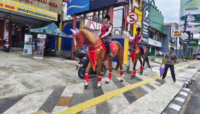 Hadirkan Keamanan yang Humanis, Personel Den Turangga Polri Gelar Patroli Berkuda di Jantung Kota Depok
