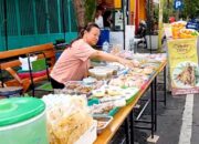 Warga Tionghoa Magetan Penjual Takjil Tuai Berkah Ramadhan