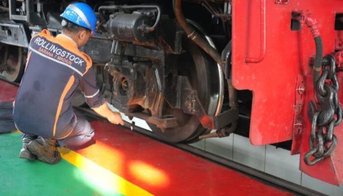 Jelang Angkutan Lebaran , KAI Daop 7 Madiun Intensifkan Perawatan Lokomotif dan Kereta