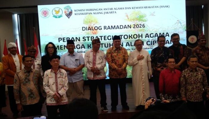 Jacob Ereste : Dialog Ramadhan di Katedral Manusia Pantas Belajar Pada Kesetiaan Burung Nuri Dalam Menjaga Kelestarian Sebatang Pohon