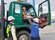 Setiap Hari di Bulan Ramadan, Pengemudi Truk dan Mitra Kerja Terima Takjil dari TPS