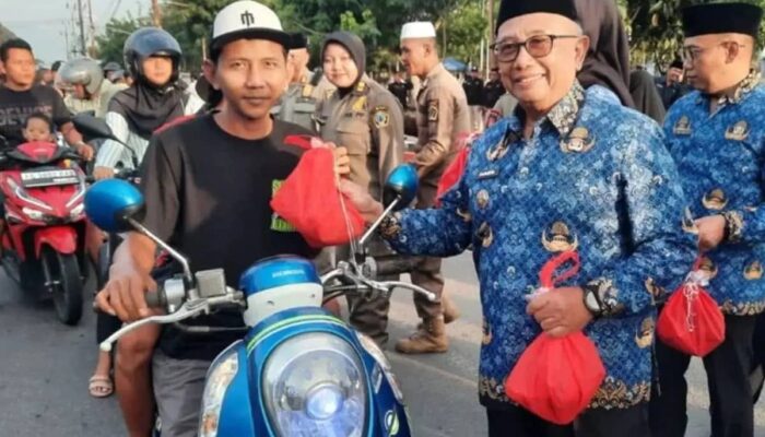 Pemkab Blitar Berbagi Ribuan Paket Takjil kepada Masyarakat