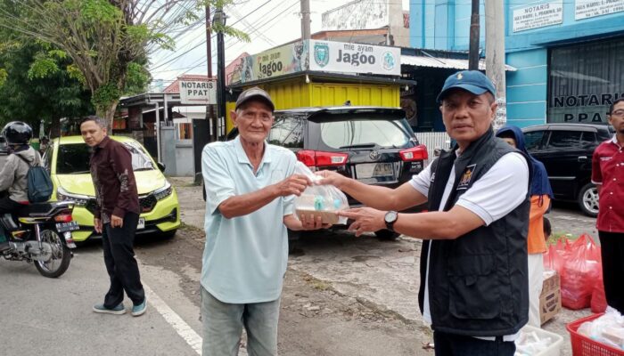 Berbagi Untuk Sesama, KADIN Kota Madiun Bagikan 1000 Paket Takjil Gratis