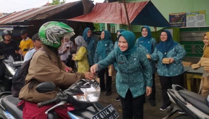 Tim Penggerak  PKK Kabupaten Madiun Bagikan 1.500 Takjil di Jiwan