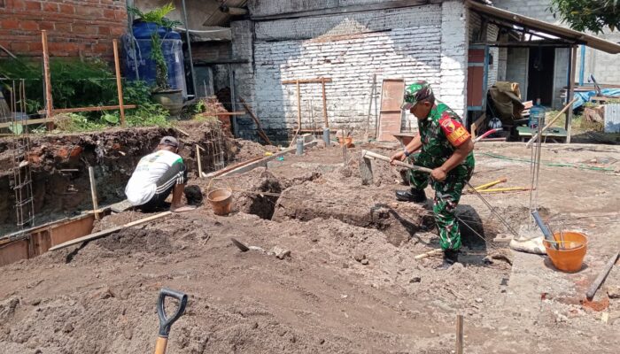 Wujud Kemanunggalan TNI Dan Rakyat, Babinsa Bence Bantu Gali Pondasi Rumah Warga