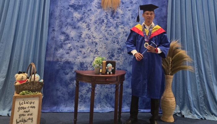 Wisuda Unitomo 2026: Arri Prasetiyawan Pratama Resmi Sandang Gelar Sarjana Hukum