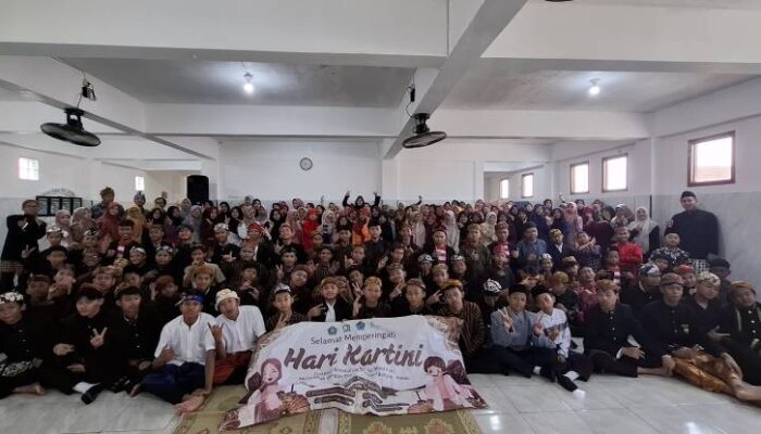 Semarak Peringatan Hari Kartini di MTs. SAFINDA: Merawat Tradisi, Menumbuhkan Kreasi di Bawah Bimbingan Penuh Cinta