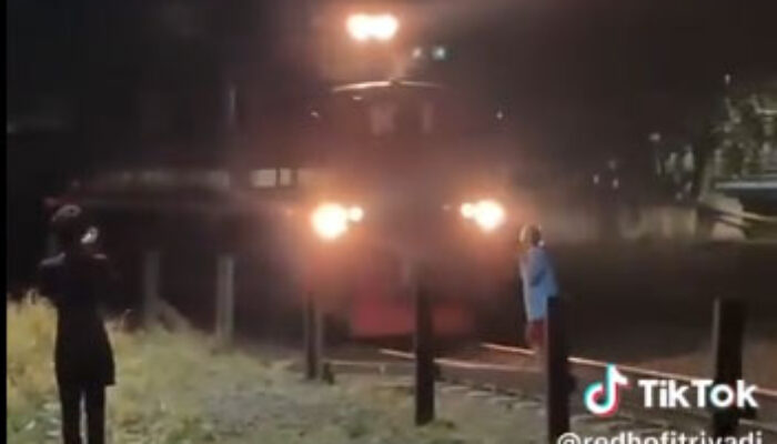 Tragis Seorang Perempuan Tertabrak Kereta Api ,Tubuh Terpotong Menjadi Dua