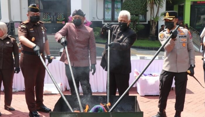 Kejari Ngawi Musnahkan Barang Bukti Perkara Inkracht