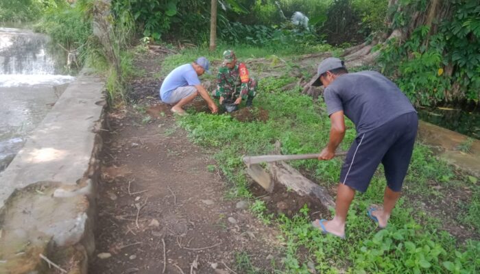 Jaga Kelestarian Alam, Babinsa Jambewangi Dan Warga Bersinergi Bersihkan Sumber Air Serta Tanam Pohon