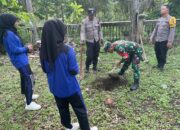Sinergi TNI-Polri dan Pelajar SMKN 1 Bakung Hijaukan Kawasan Monumen Trisula