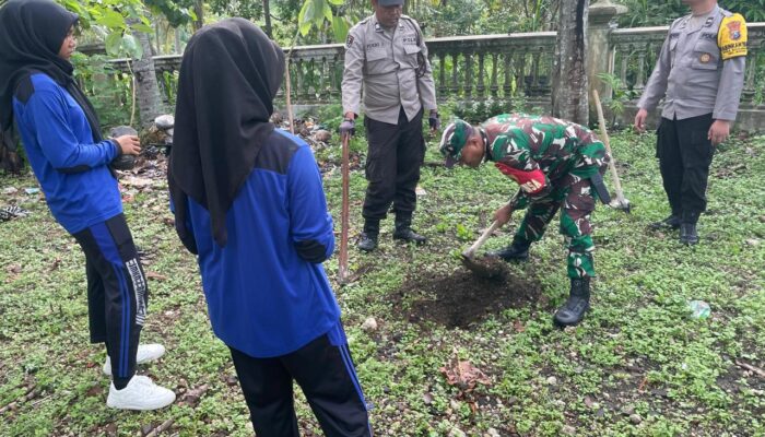 Sinergi TNI-Polri dan Pelajar SMKN 1 Bakung Hijaukan Kawasan Monumen Trisula