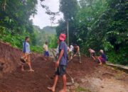 Wujud Nyata Kemanunggalan TNI-Rakyat, Babinsa Banjarsari Turun Tangan Lebarkan Jalan Desa Bersama Warga