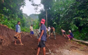Wujud Nyata Kemanunggalan TNI-Rakyat, Babinsa Banjarsari Turun Tangan Lebarkan Jalan Desa Bersama Warga