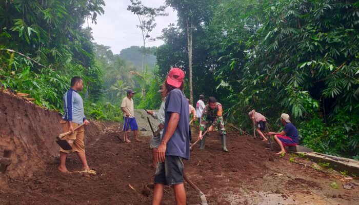 Wujud Nyata Kemanunggalan TNI-Rakyat, Babinsa Banjarsari Turun Tangan Lebarkan Jalan Desa Bersama Warga