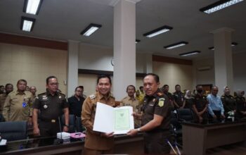 Perkuat Tata Kelola Aset Daerah, Kajari Serahkan Aset  Hasil Perkara Tindak Pidana Korupsi Ke Pemkot Madiun