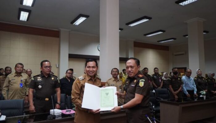 Perkuat Tata Kelola Aset Daerah, Kajari Serahkan Aset  Hasil Perkara Tindak Pidana Korupsi Ke Pemkot Madiun