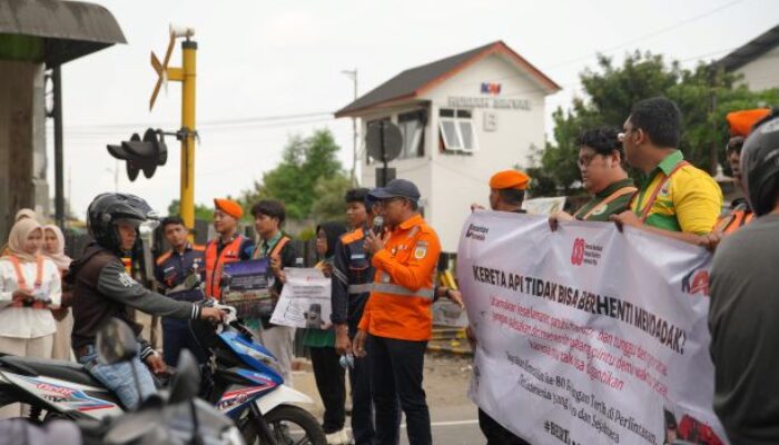 KAI Daop 7 dan Railfans Suarakan Disiplin Berlalu Lintas di Perlintasan Sebidang di Blitar