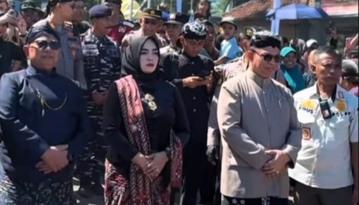 Anggota Komisi IV DPRD Kabupaten Blitar, Suratun Nasikhah Hadiri Upacara Adat Larung Sesaji Pantai Serang