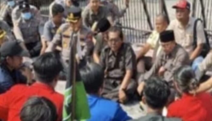 Sambut Pendemo, Ketua DPRD Kabupaten Blitar Tegaskan Komitmen Kawal Aspirasi Rakyat